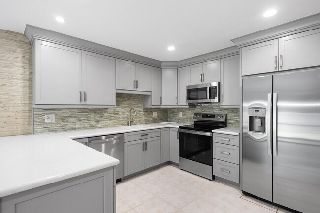 Foto del edificio - 227 W Riverside Dr