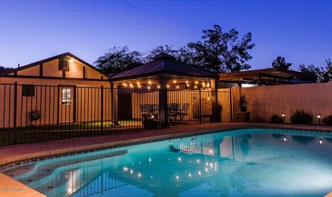 Building Photo - HUGE House In Tempe Close to ASU