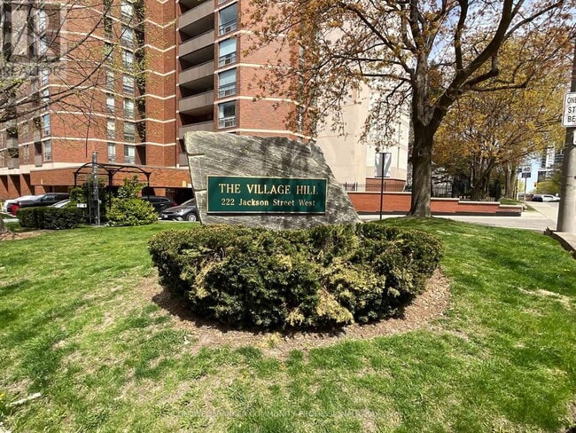 Photo du bâtiment - 222 Jackson St W