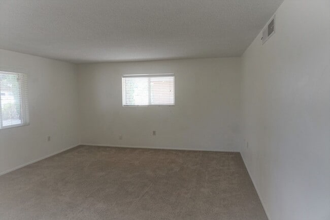 Building Photo - 3 Bedroom Brick Home