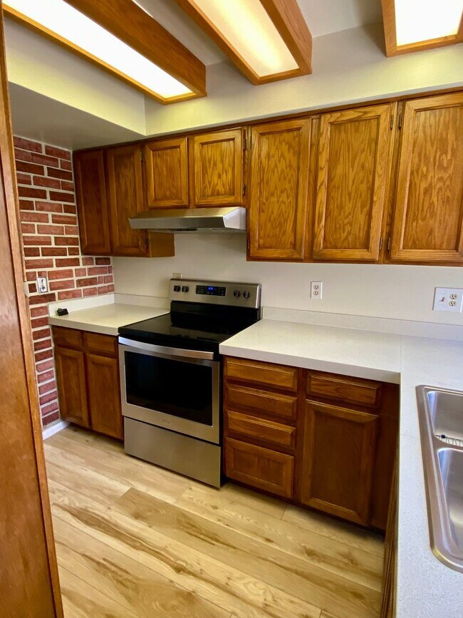 Building Photo - Sunlight and Stylish 3 Bedroom Townhouse by Wonderland Lake