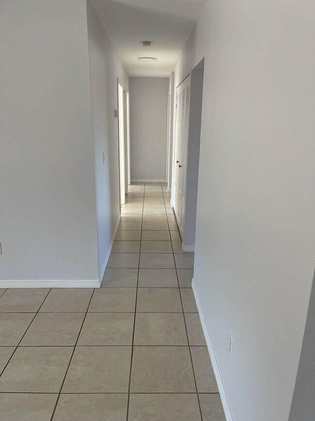 Building Photo - Annual Single Family Home in The Jockey Club Community!