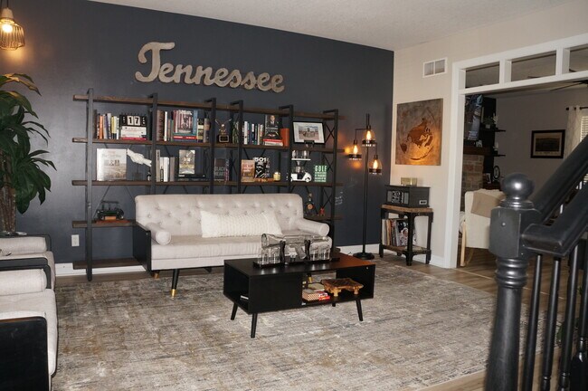 Foto del edificio - 2810 Emerald Dr