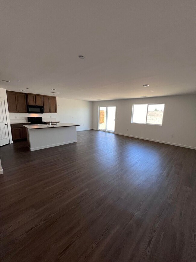 Foto del edificio - Spacious 4 bedroom house ready to be occup...