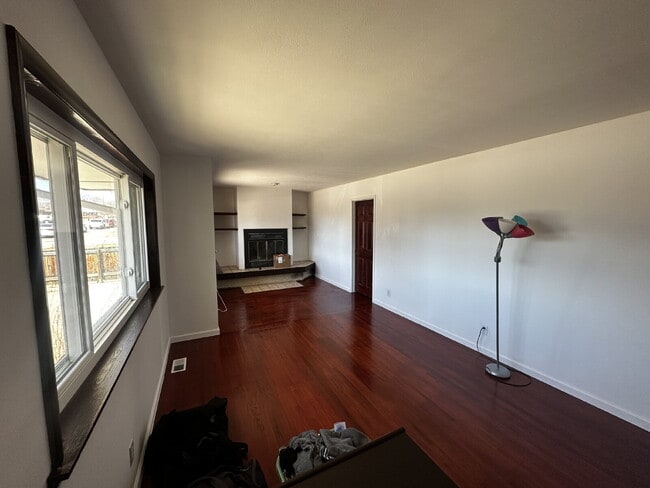 Building Photo - Available Immediately! Spacious 6-Bedroom Retreat with 2 Full Baths in Charming Denver Locale!