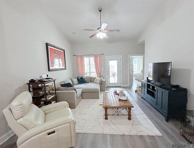 Foto del edificio - 8114 Stonelake Ave