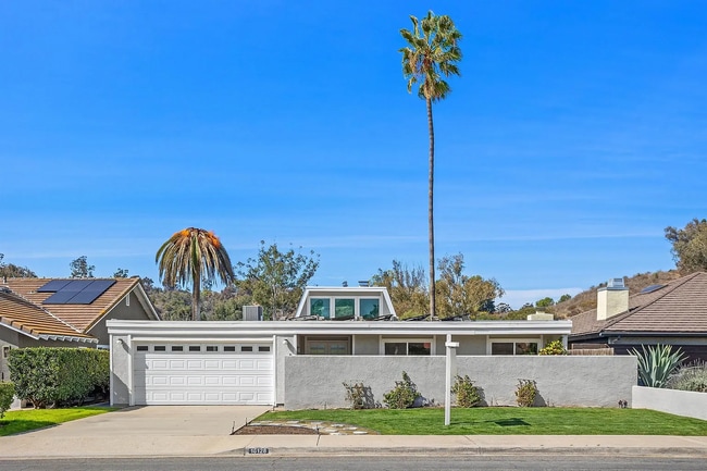 Building Photo - STUNNING HOME WITH GOLF COURSE VIEW IN WHI...
