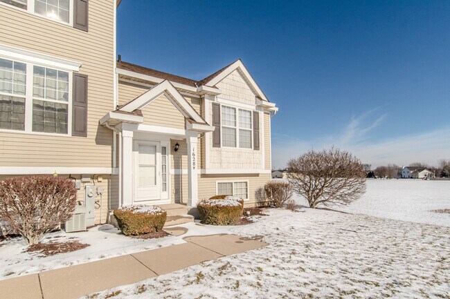 Building Photo - 1628 Fieldstone Dr N