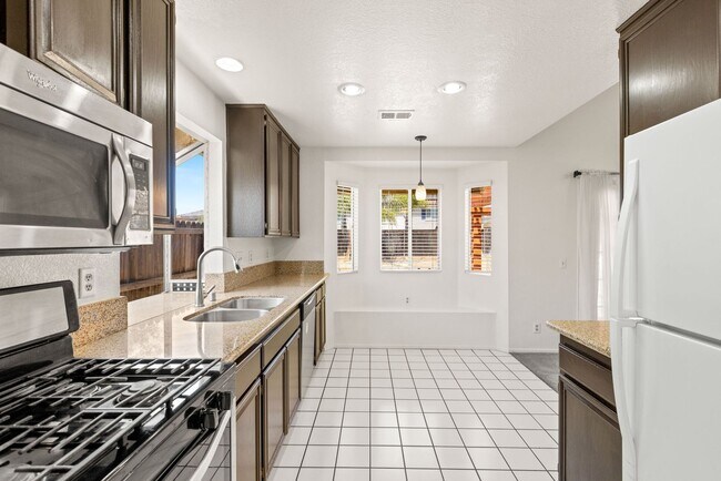 Foto del edificio - 4BD/2BA Ranch Style Home w/Private Yard, 2...