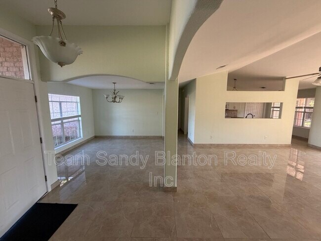 Building Photo - 10 Arapaho Dr