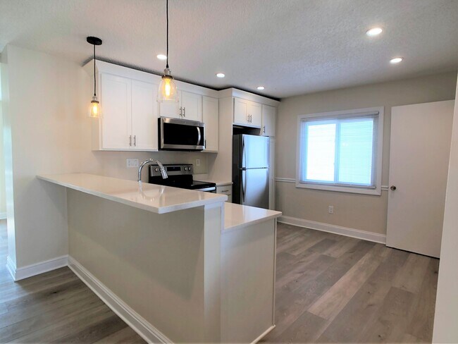 Foto del edificio - Large House with A/C, deck, updated kitchen, laundry, pet friendly September 1st