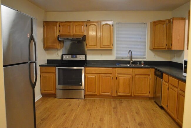 Kitchen - 17129 Briardale Rd