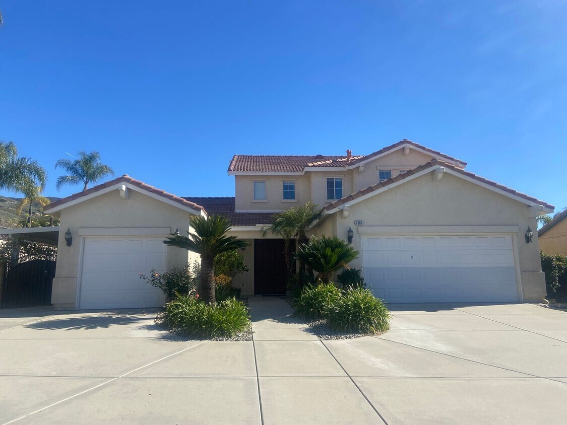 Foto principal - Spacious 4 Bedroom 3 Bath Home in East Hig...