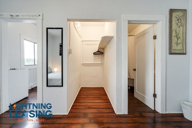 Building Photo - 1422 Flower St