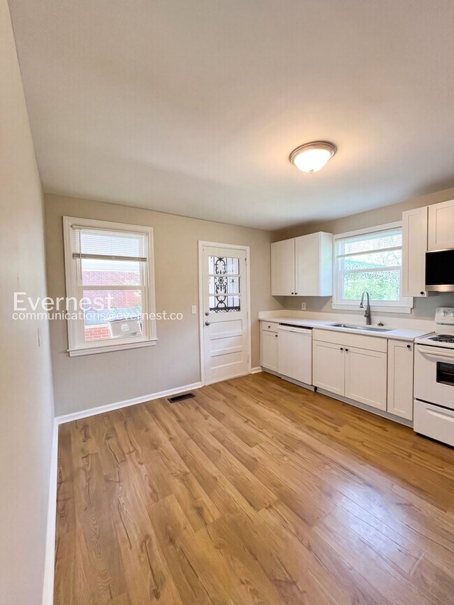 Foto del edificio - 3233 Southlake Dr