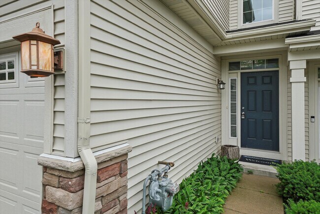 Foto del edificio - 2-bed/2.5-bath Townhouse in Round Lake
