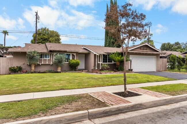 Foto del edificio - Charming Updated Home With Drive-Through Garage Access