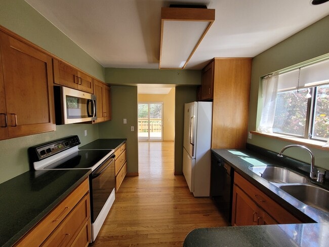 Building Photo - 106 Genesee Ct