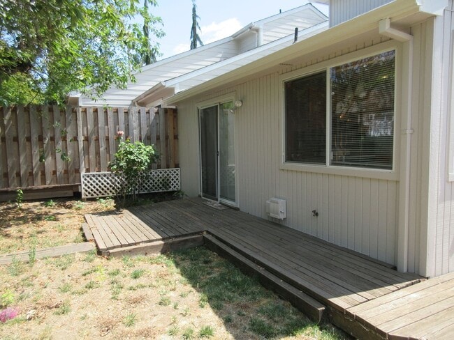 Building Photo - Two Bedroom, Two Bathroom Home in West Salem