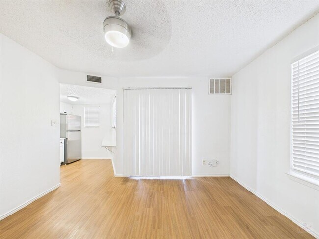 Foto del edificio - 2500 Burleson Rd