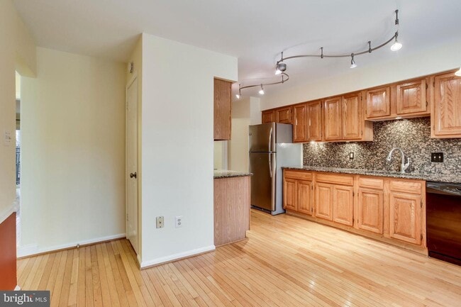 Building Photo - 2812 Kelly Square