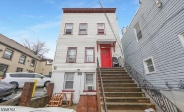 Building Photo - 22 Elm St