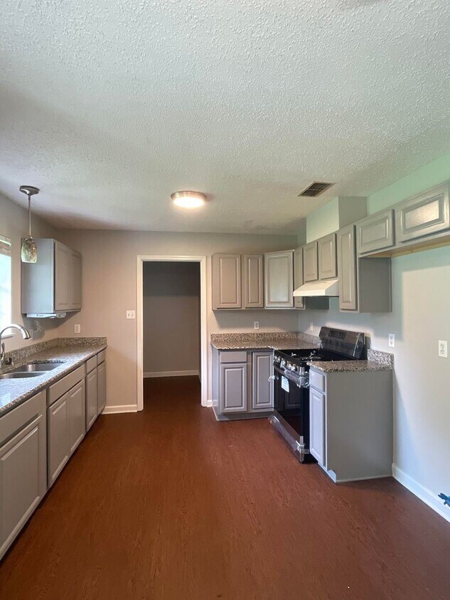 Foto del edificio - 3 br, 1 bath House - 914 Fifth St