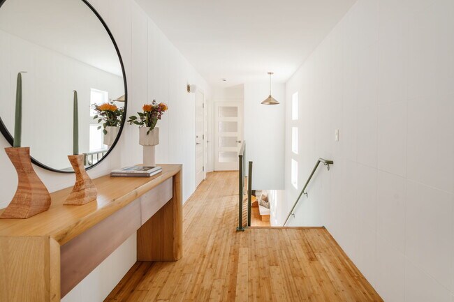 Foto del edificio - 2406 Silver Ridge Ave