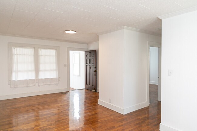 Building Photo - 121 Woodbine Terrace