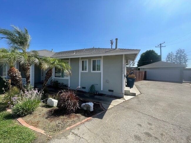 Foto del edificio - BEAUTIFULLY UPDATED 3 BEDROOM 2 BATH HOME ...