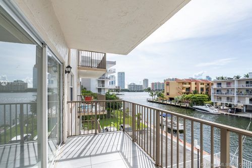 Foto principal - 3948 NE 169th St