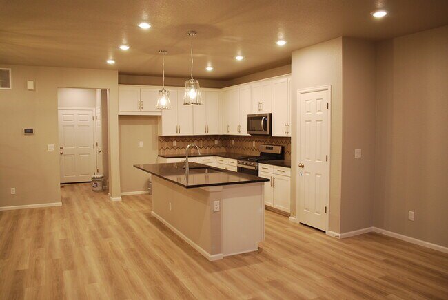 Building Photo - 472 Brailsford St