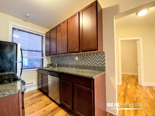 Building Photo - 2 bedroom in EVANSTON IL 60202