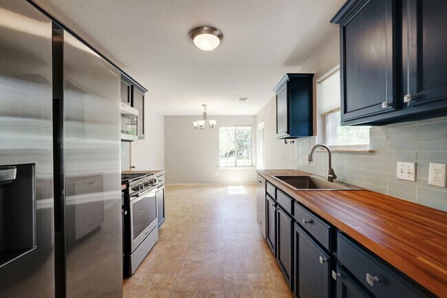 Foto del edificio - Charming 3BR / 2BA Rental with Fenced Yard & Covered Deck