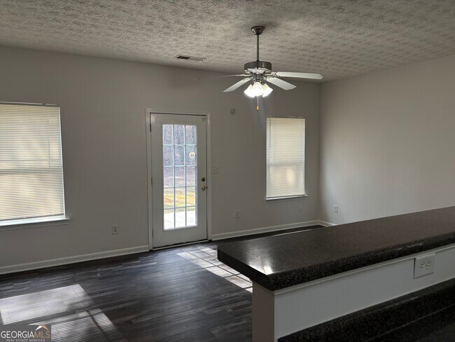 Foto del edificio - 6367 Ellenwood Dr