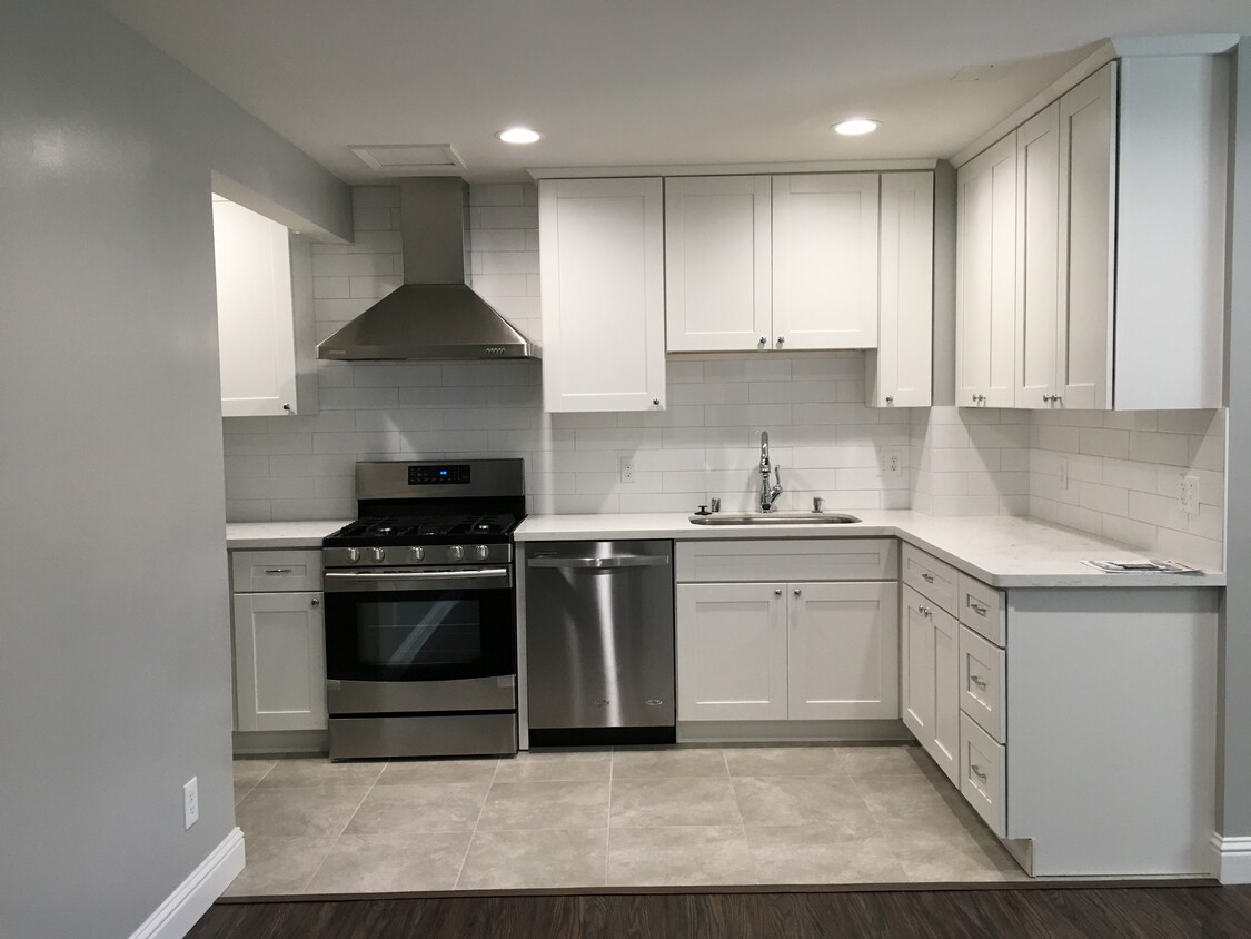 Primary Photo - 2025 Clinton Ave