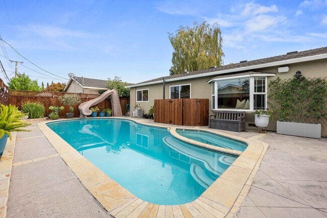 Foto del edificio - 841 W Latimer Ave