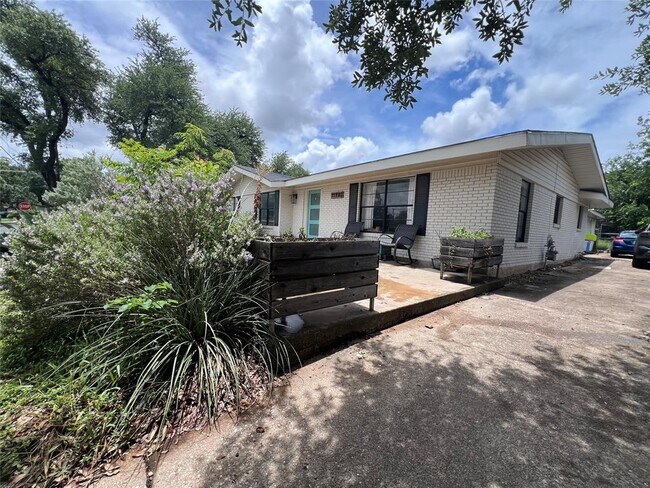 Building Photo - 11702 Oak Trail