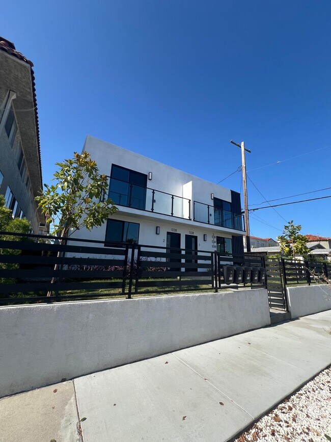 Foto del edificio - 1230 W 8th St