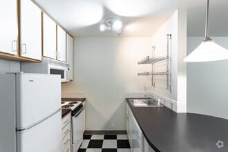 1BA, 1BR - 550 SF - Century Towers Apartments