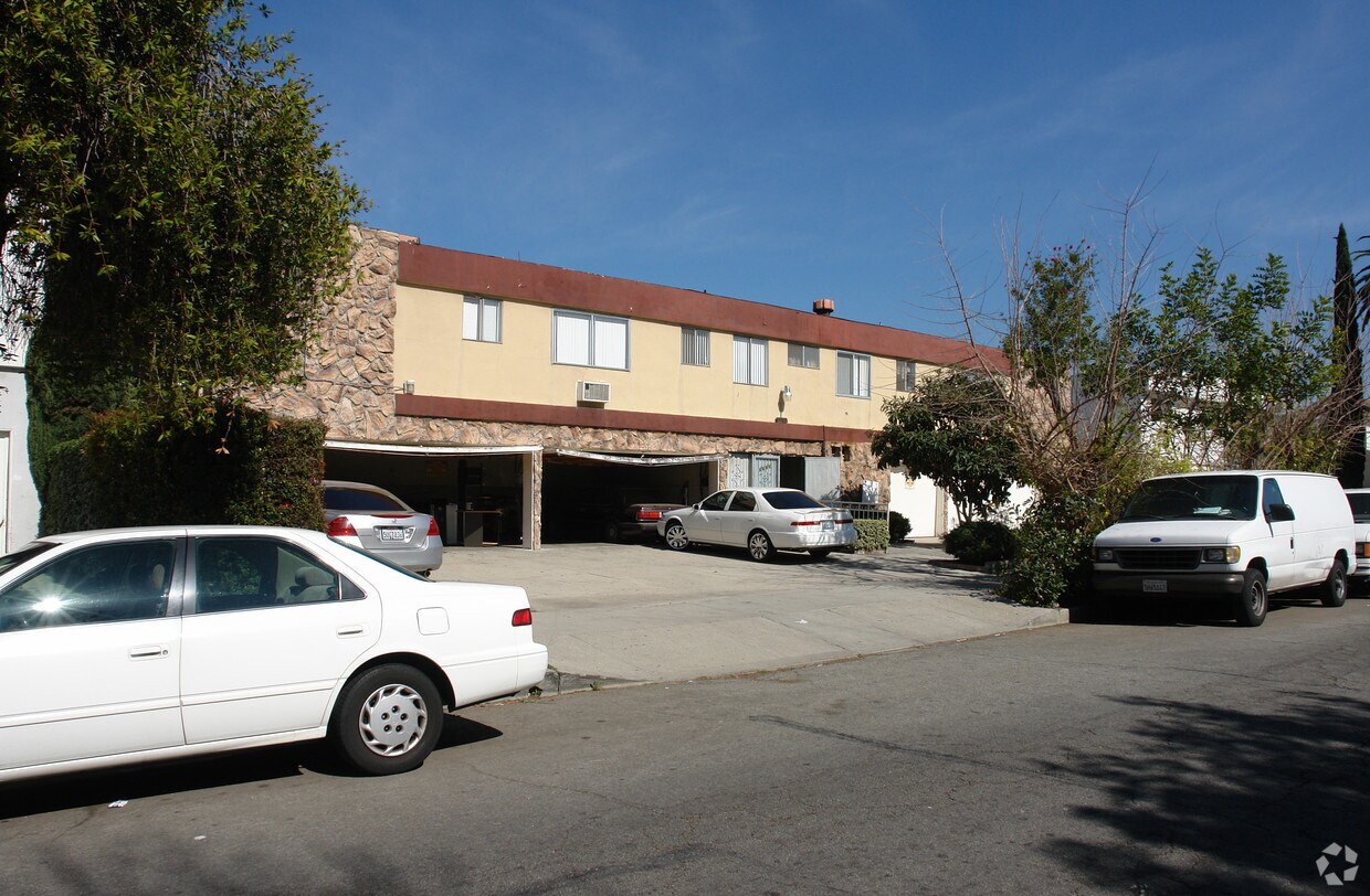 Building Photo - 1131 E Elk Ave