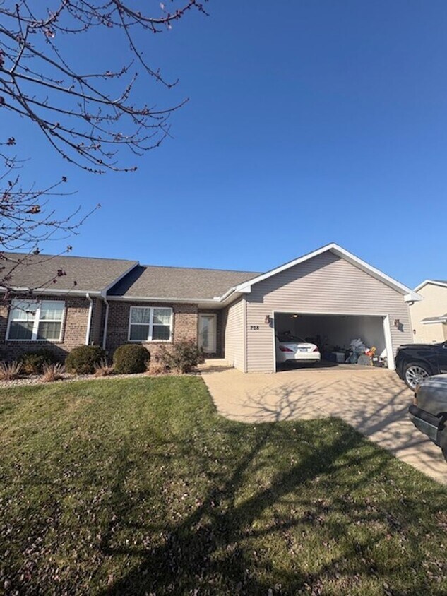 Foto principal - Duplex for Rent in Washington IL - 2 bedrooms/2baths