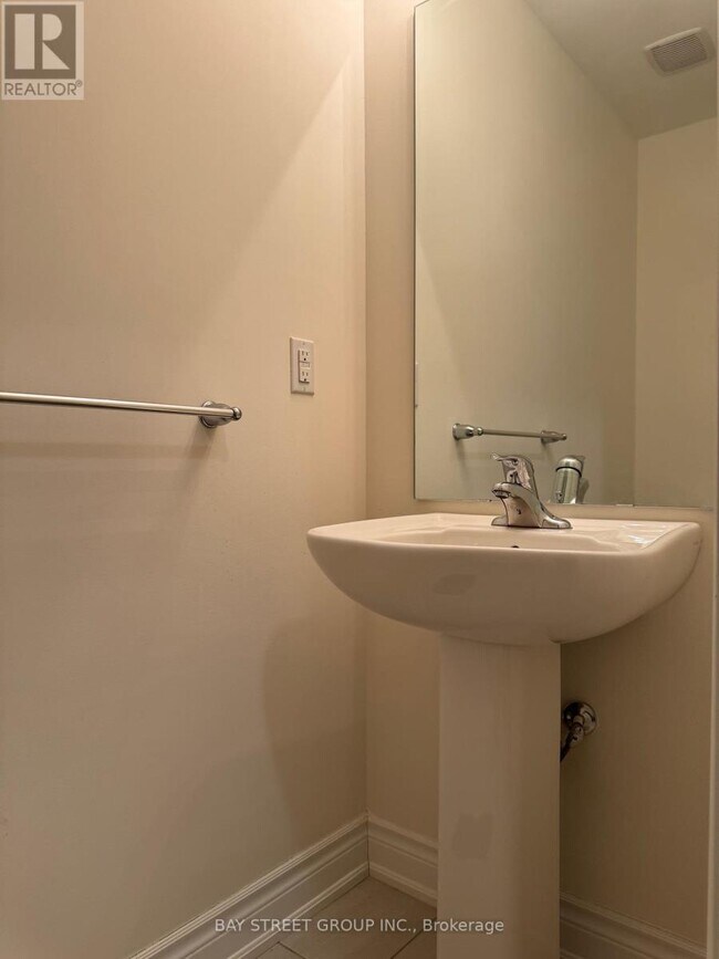 Photo du bâtiment - 370 Kirkham Dr