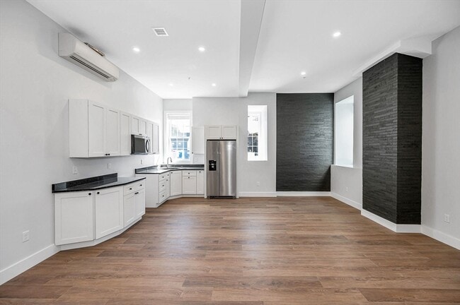 Building Photo - 241 W 6th St