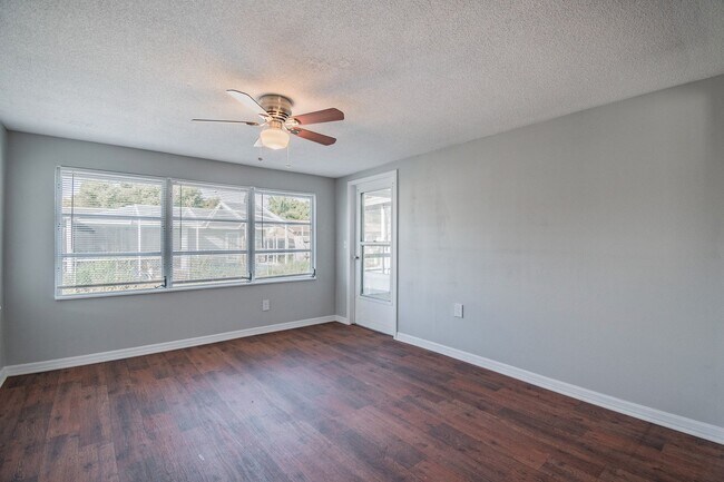 Building Photo - Like New 3/2/1 in Port Richey