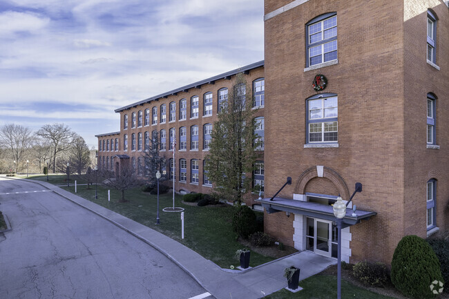 Building Photo - High Rocks Condominiums