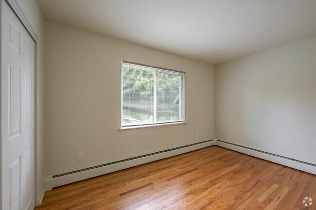 3 habitaciones, 1 baño - 1122 pies cuadrados - Meadoway Gardens - Dormitorio principal - Meadoway Gardens
