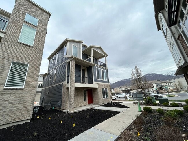 Building Photo - 3 Bedroom 3 Bathroom Home in Farmington Utah!