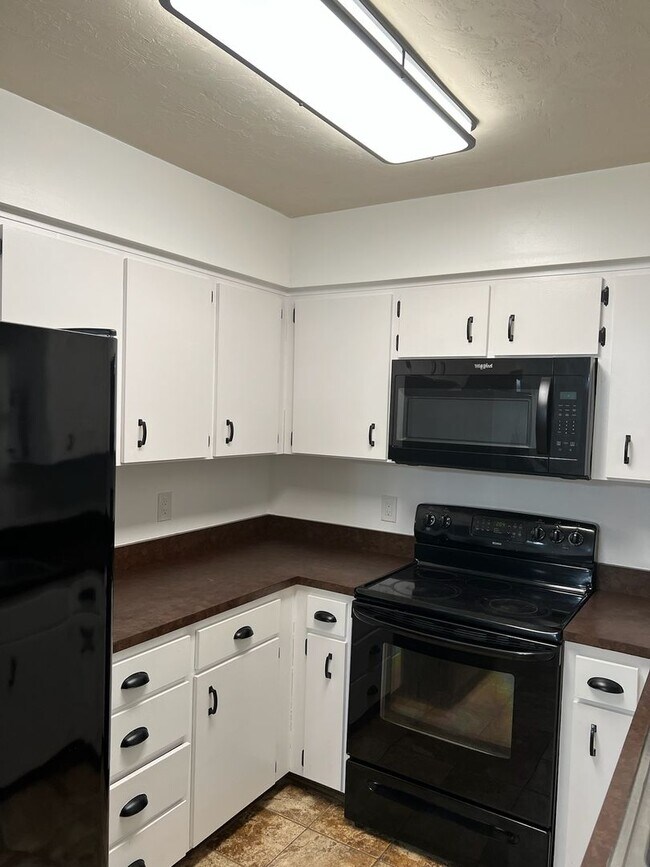 Building Photo - 3 Bedroom 2 Bath in SW Westchester Manor