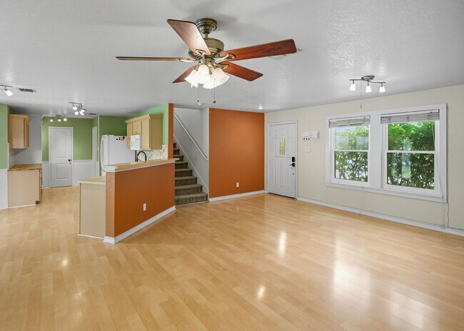 Foto del edificio - Incredible value with a **washer, dryer, refrigerator, shed, and a covered backyard with a dog run!